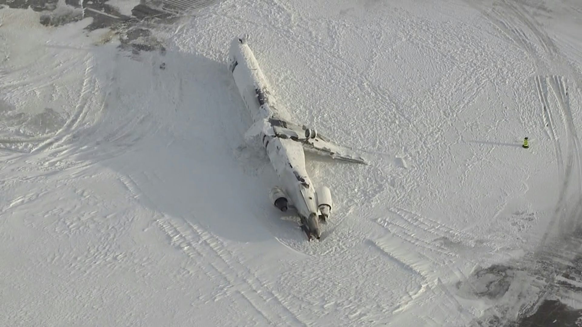 Fotos de trabajo nublado aviones al revés en la nieve cubierta de frijoles