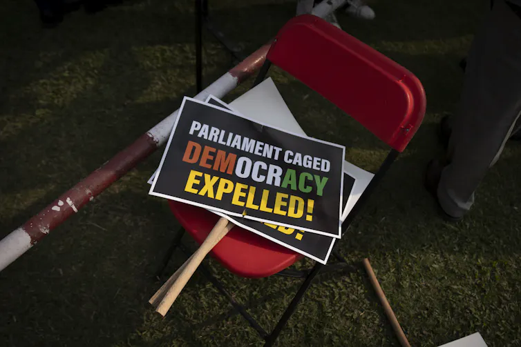 El reposapiés de reposo dice que la democracia expulsó.