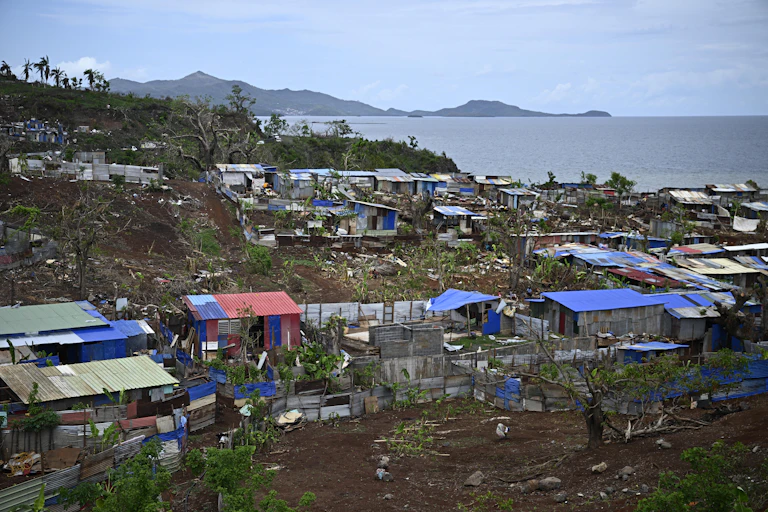 paysage de maisons détruites en bord de mer à mayotte