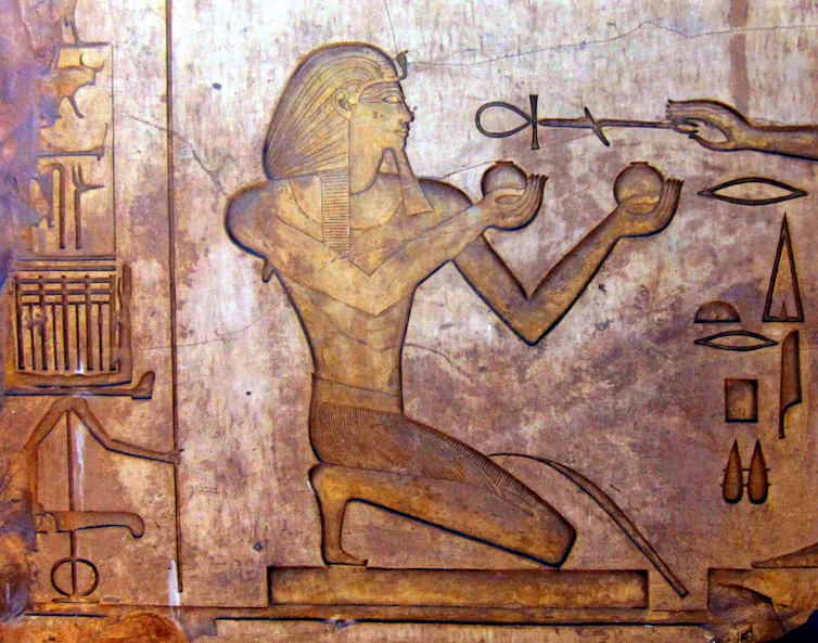 Bloco de pedra com relevo no Templo de Karnak Thutmose II