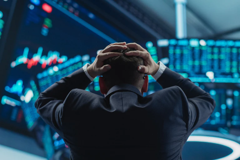 Trader médusé dans une salle de marché.
