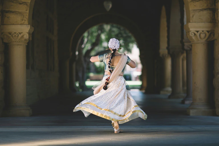 Femme en sari, de dos, courant, à l'université de Stanford