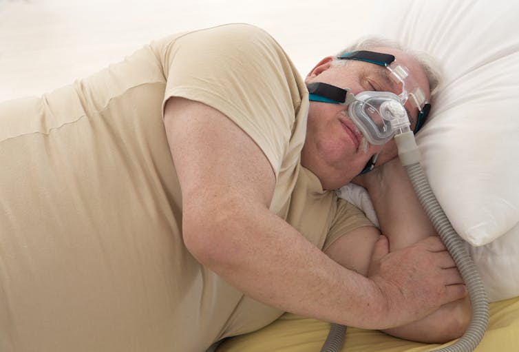 Man sleeps with CPAP machine