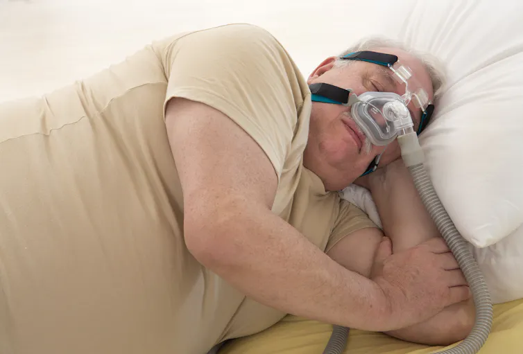 Man sleeps with CPAP machine
