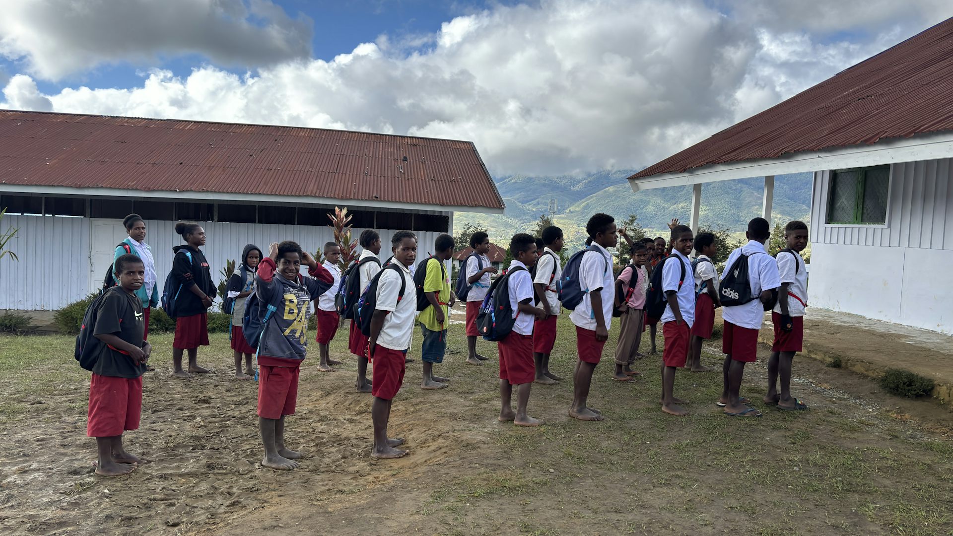Gagal fokus Prabowo: Papua lebih butuh akses pendidikan, bukan makan siang  gratis