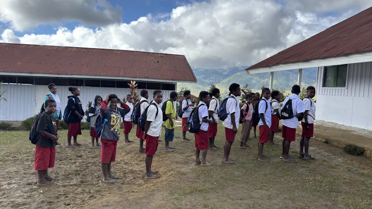 Gagal fokus Prabowo: Papua lebih butuh akses pendidikan, bukan makan siang gratis