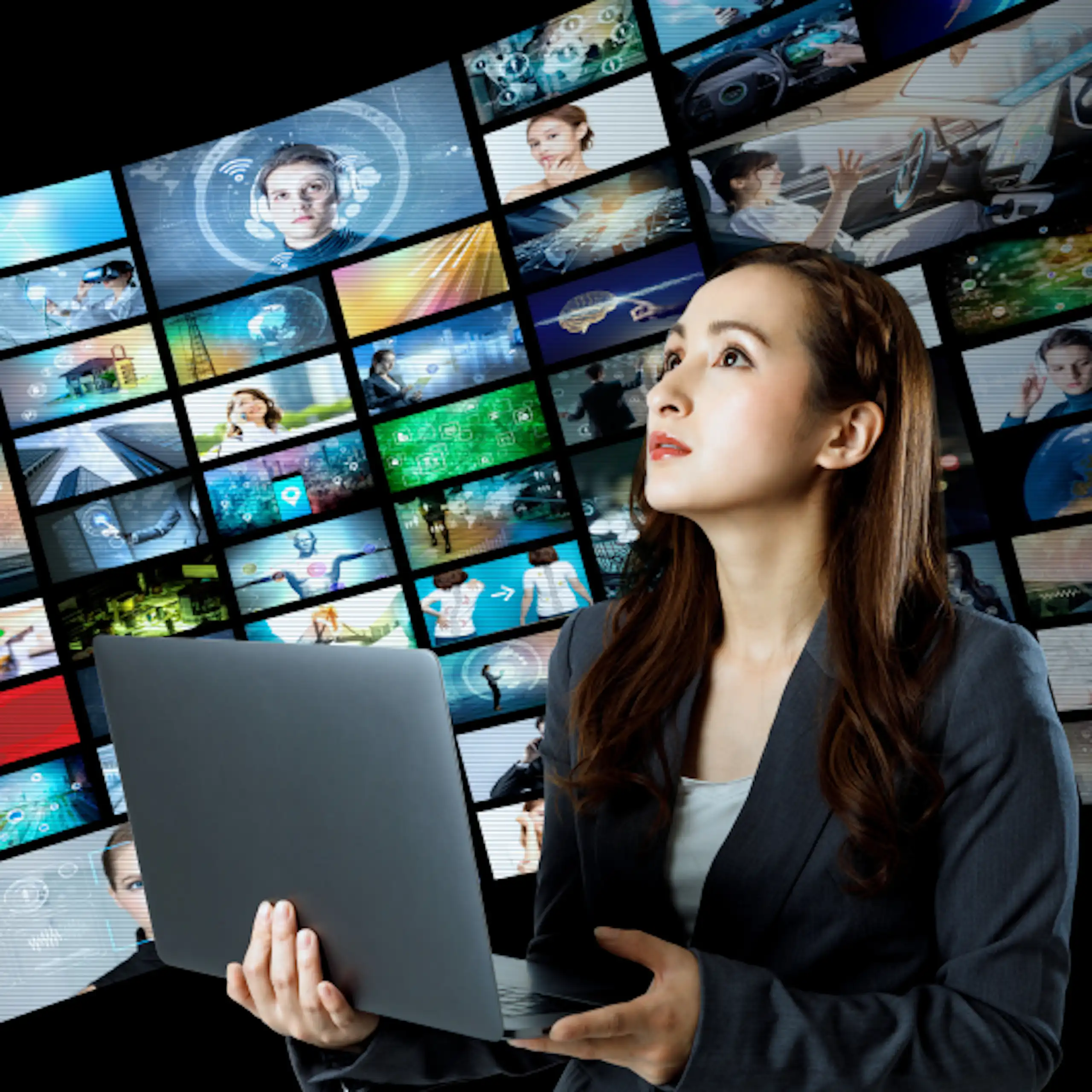 Une personne face à un mur d'images