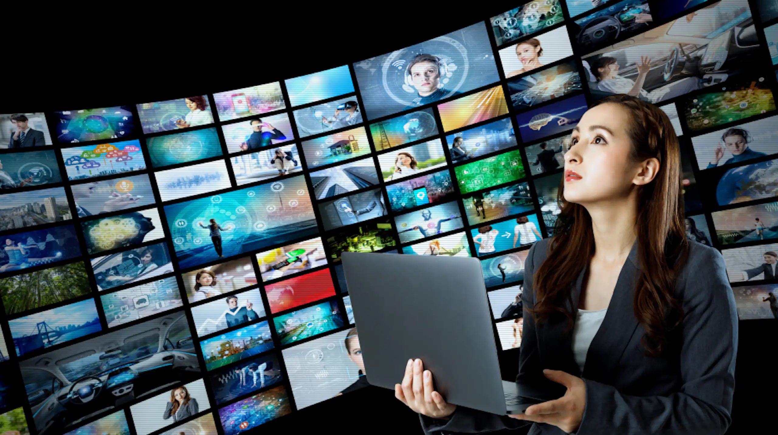 Une personne face à un mur d'images