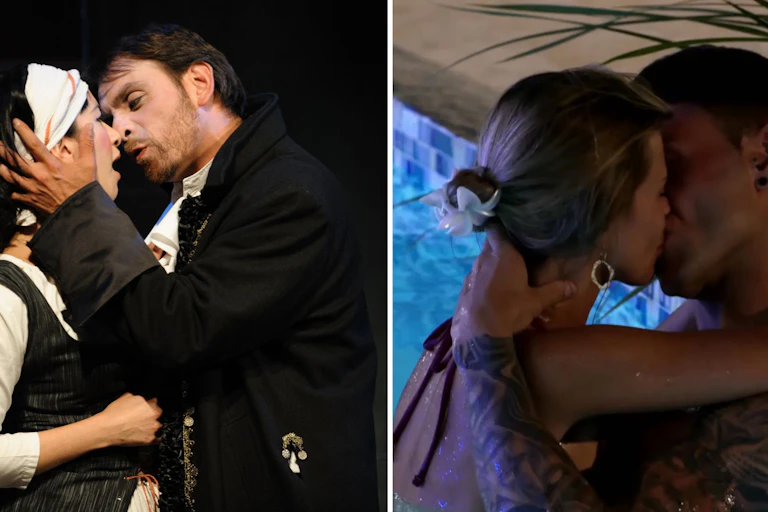 Dos parejas, una vestida de época en un escenario y otra bañándose en una piscina, se besan.