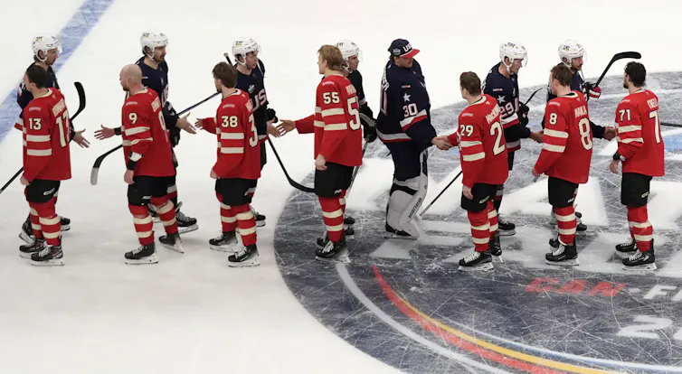 Una serie de jugadores de jugadores en hielo se maneja entre sí