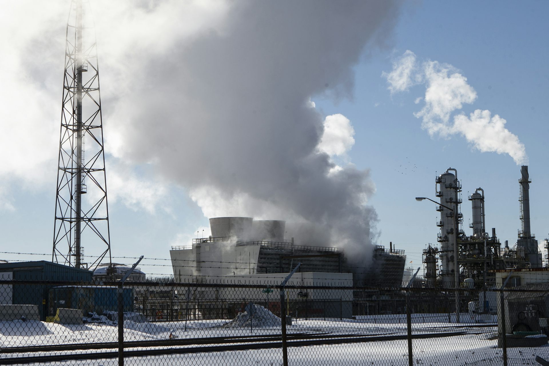 Azulejos de humo que se elevan en la atmósfera de las plantas petroquímicas.