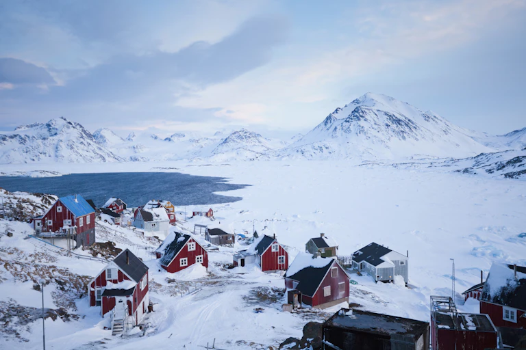 Vilarejo inuit de Kulusuk no inverno, Groenlândia