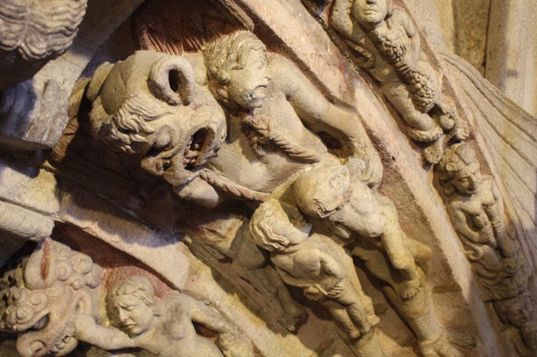 Detalle del castigo del infierno y condenados ahorcados. Portico da Gloria, arcada sur. Catedral de Santiago de Compostela, Galicia (ca. 1180-1200).