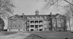 La vigilancia de la RCMP sobre grupos indígenas revela un patrón de siglos de duración en Canadá 3 Fotografía en blanco y negro de un gran edificio de ladrillo rodeado de árboles.