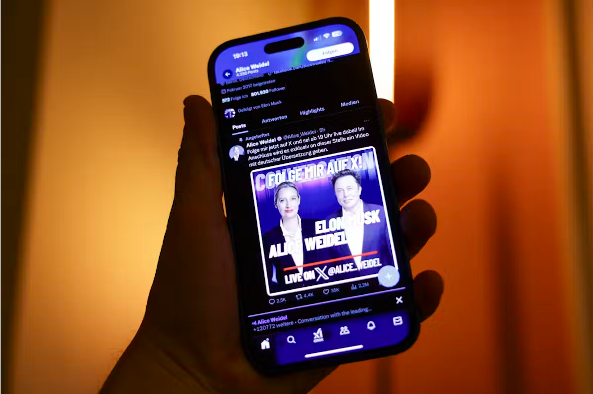 Un téléphone montrant Alice Weidel de l’AfD allemande et le PDG de X Elon Musk