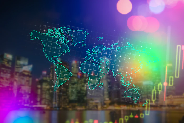 Carte du monde devant des algorithmes.
