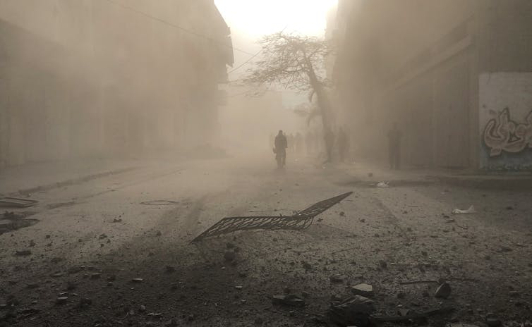 El hombre entra en la calle con un fuerte polvo.