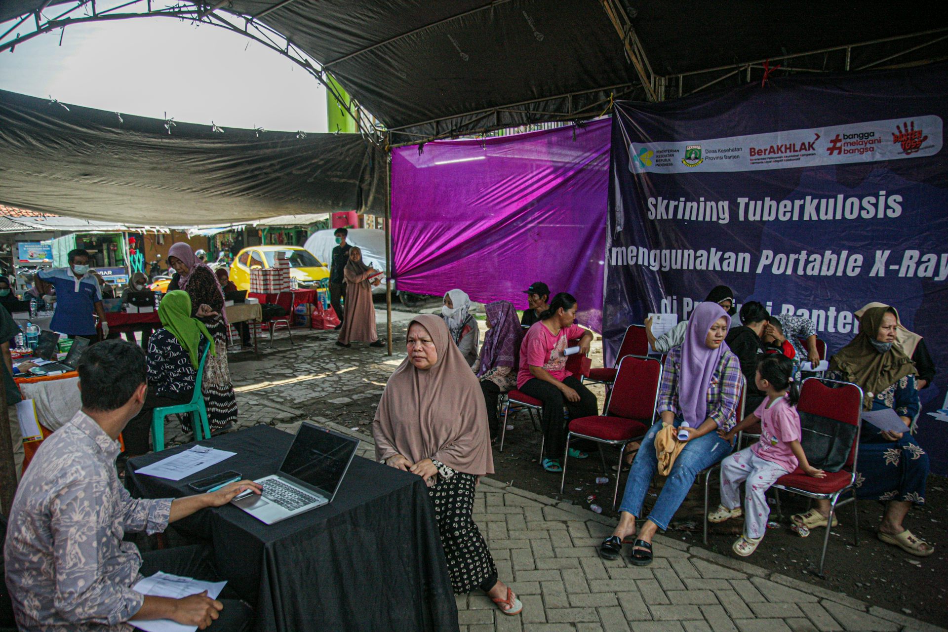 Antrean pemeriksaan TB.