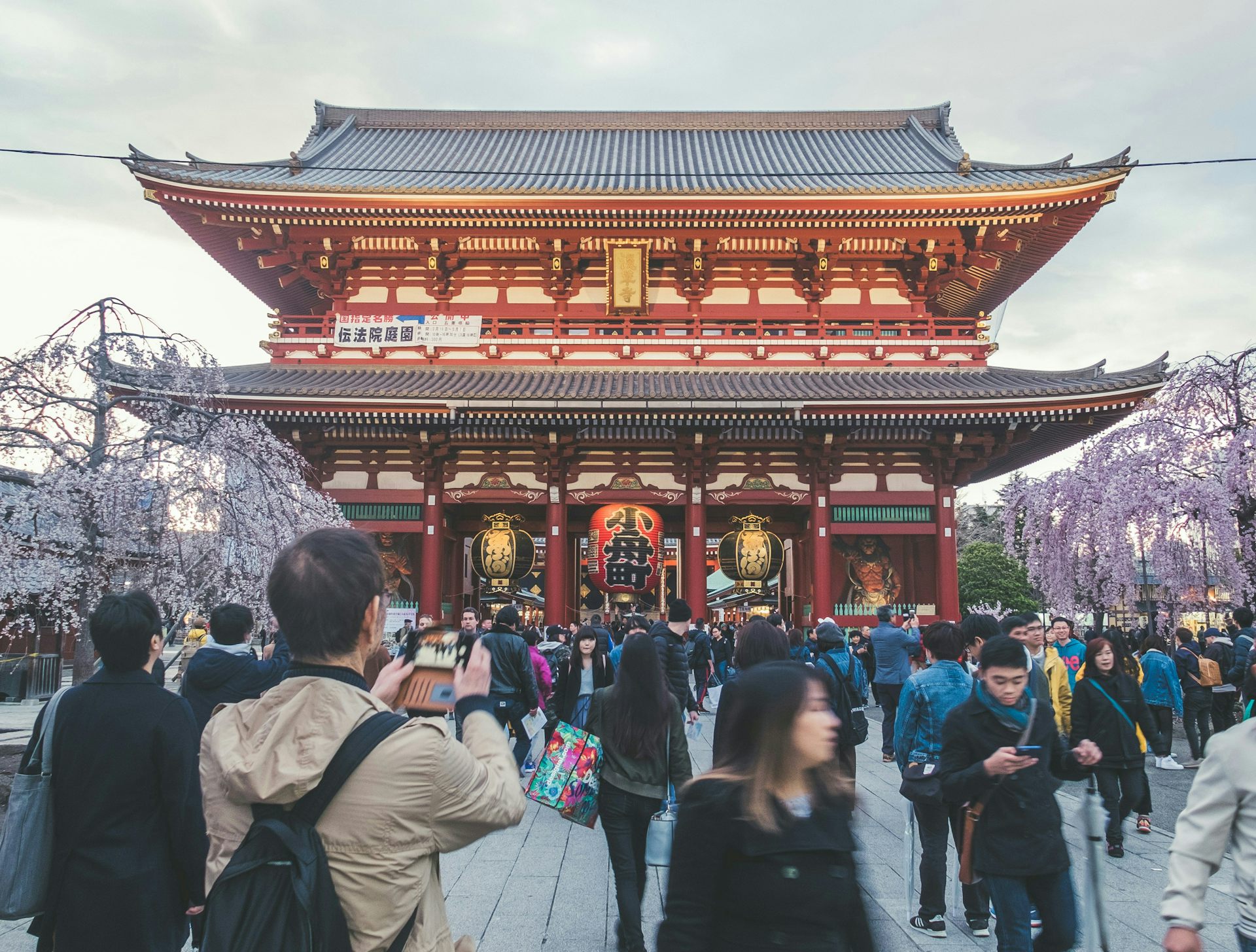 Los turistas fotografiaron el templo en Japón.