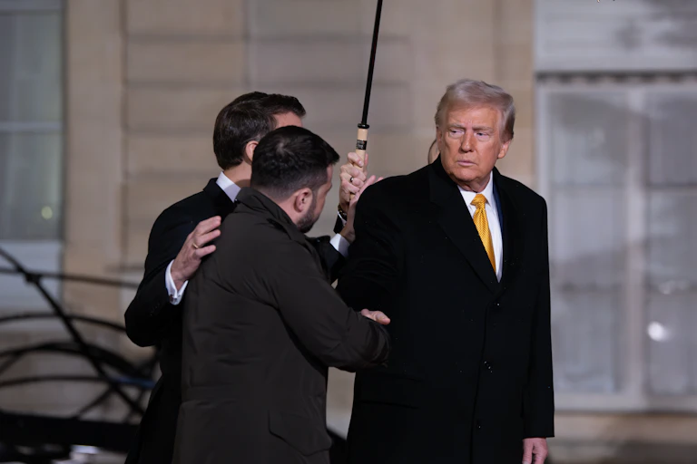 Donald Trump shakes hands with the Ukrainian president, Volodymyr Zelensky.