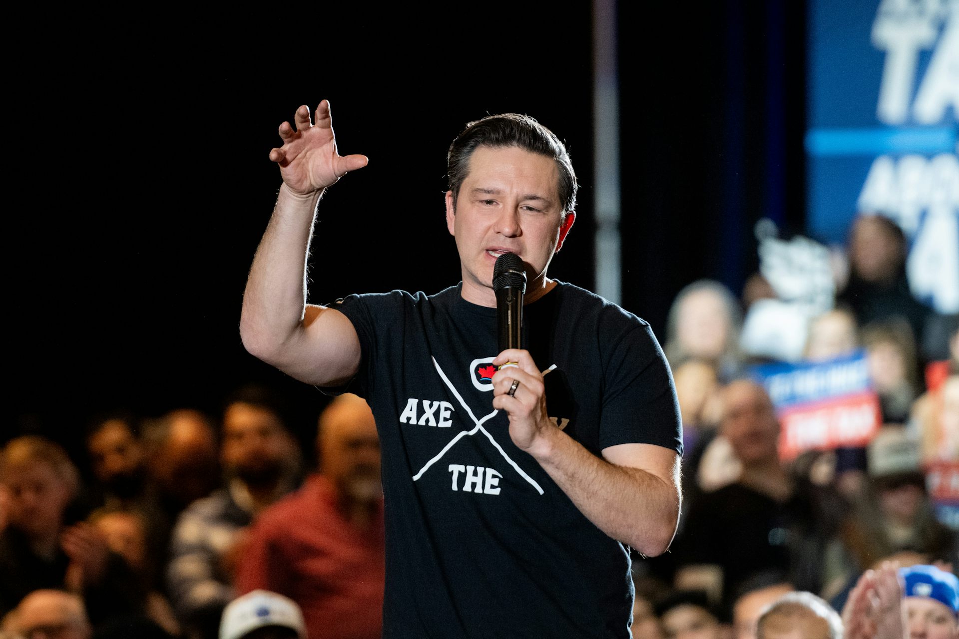 El hombre blanco a mitad de año usa una camiseta que dice que es 
