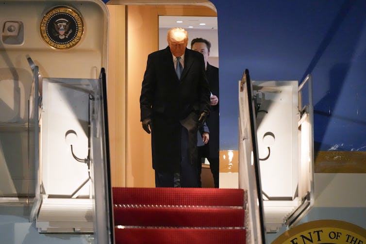 A medida que la rebelión contra la moral se convirtió en un punto sorprendente de reunión de derecho político 6 El hombre en la sección registró un avión con otro hombre parado justo detrás de él.