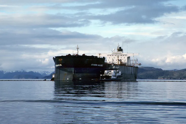 El petrolero Exxon Valdez en el océano tras encallar