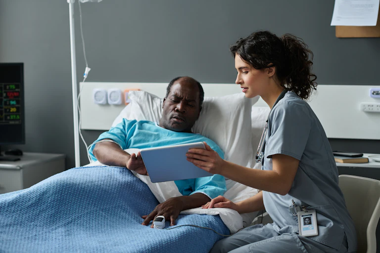 Une infirmière aide un patient avec un appareil intelligent