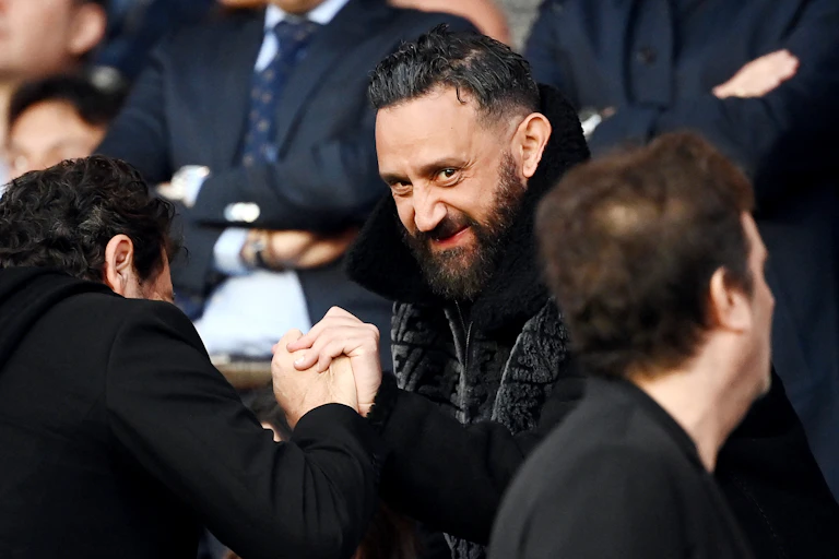 on voit Cyril Hanouna qui sourit