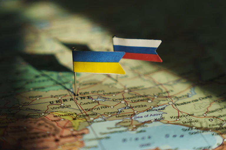 Une carte d'Ukraine avec deux drapeaux.