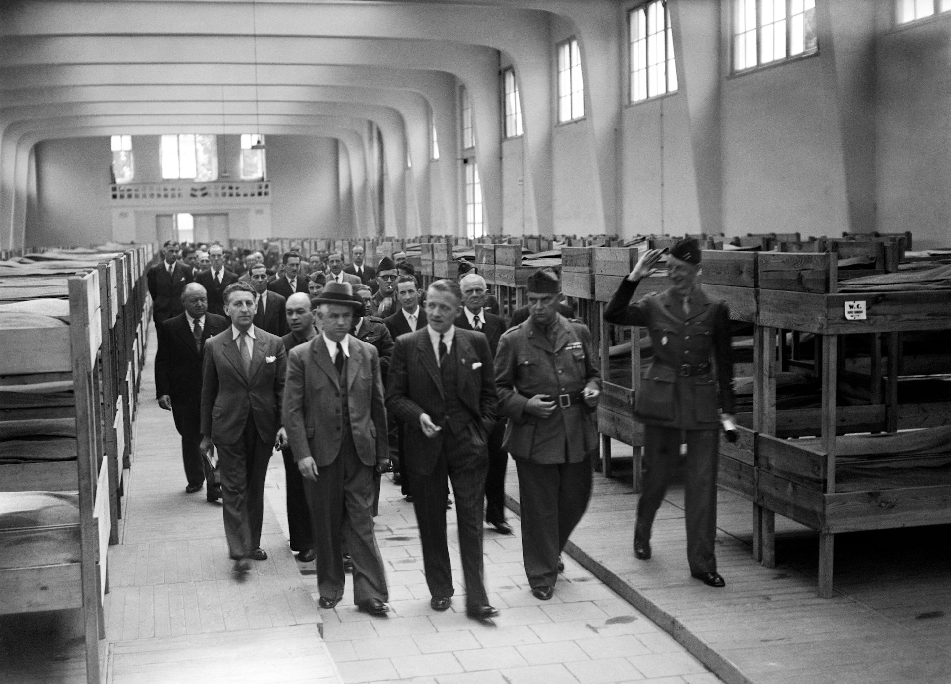 Henri Frenay, ministre des Prisonniers, Déportés et Réfugiés, visite un dortoir du Centre d’accueil des prisonniers et déportés revenant de Wacken (Allemagne), le 10 juillet 1945, à Strasbourg