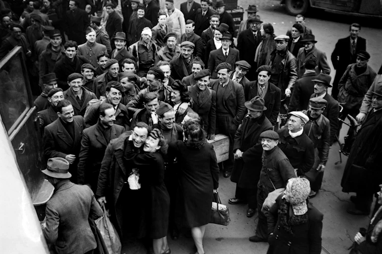 Prisonniers de guerre français, rapatriés d'Allemagne à la fin de la Seconde Guerre mondiale, accueillis à la Gare du Nord à Paris en mars 1945.