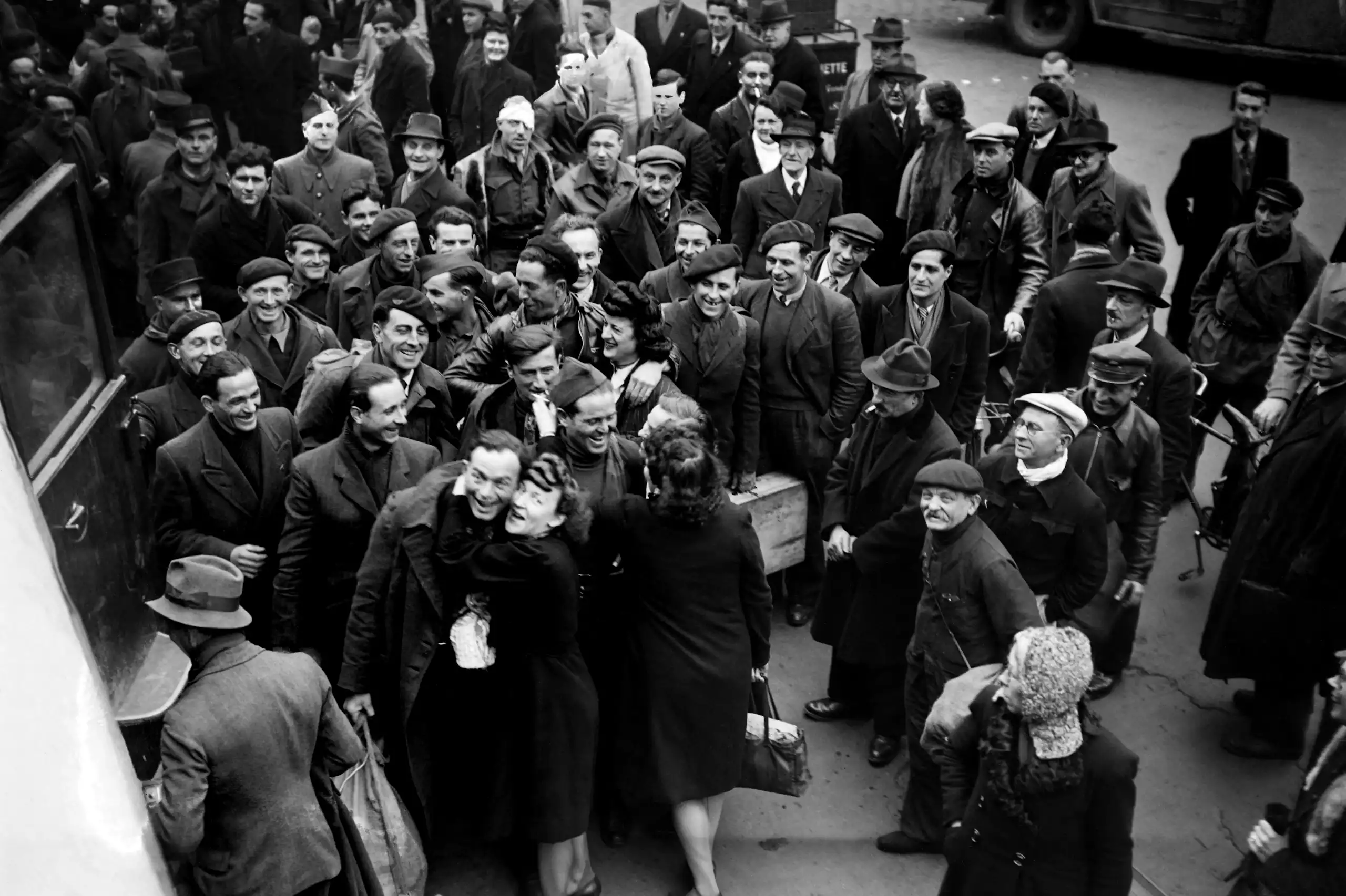 Prisonniers de guerre français, rapatriés d'Allemagne à la fin de la Seconde Guerre mondiale, accueillis à la Gare du Nord à Paris en mars 1945.