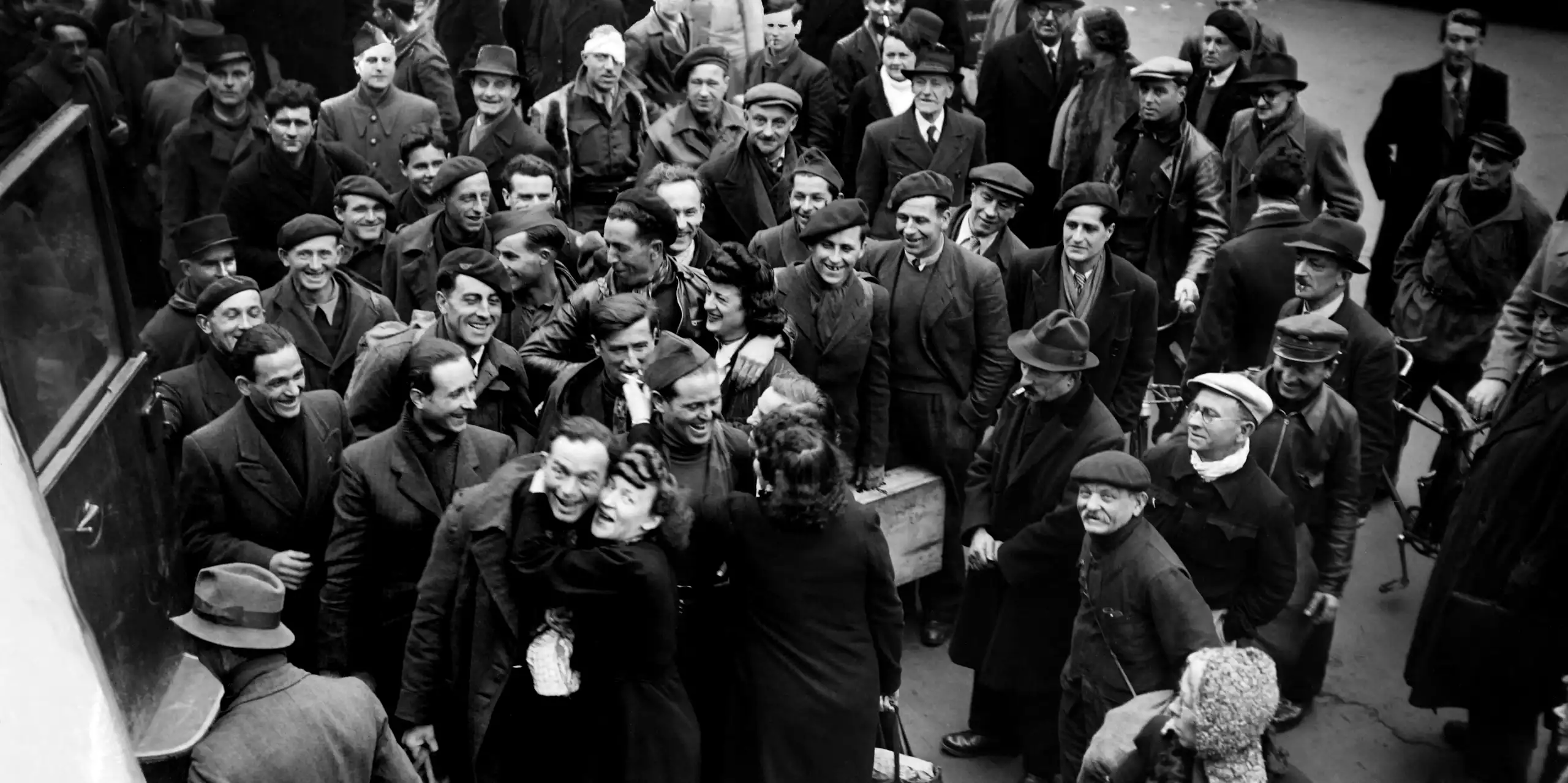 Prisonniers de guerre français, rapatriés d'Allemagne à la fin de la Seconde Guerre mondiale, accueillis à la Gare du Nord à Paris en mars 1945.