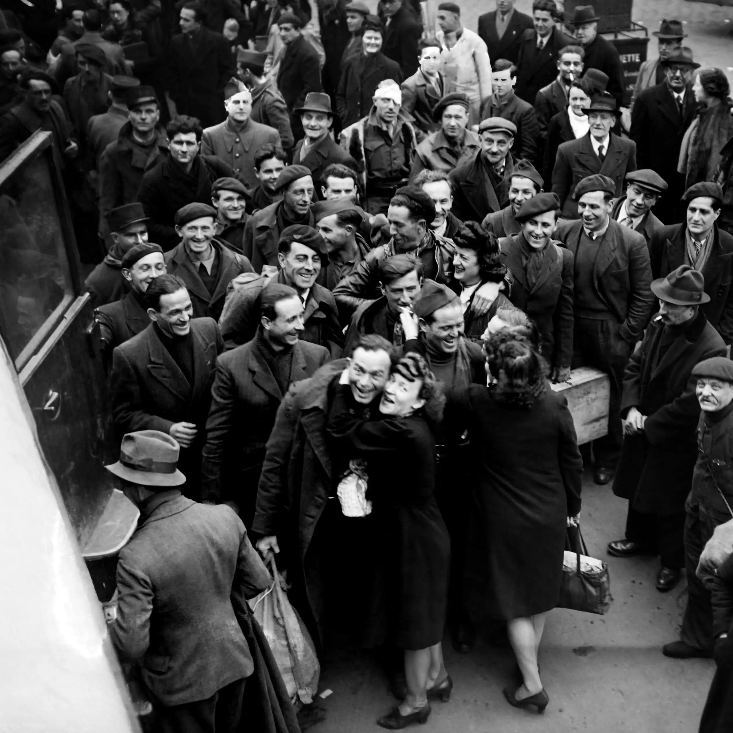 Prisonniers de guerre français, rapatriés d'Allemagne à la fin de la Seconde Guerre mondiale, accueillis à la Gare du Nord à Paris en mars 1945.