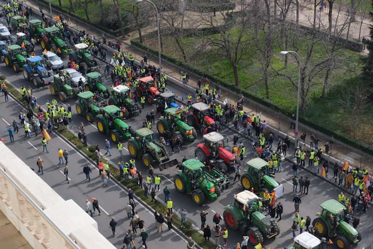 Tractores y agricultores en una protesta en Madrid