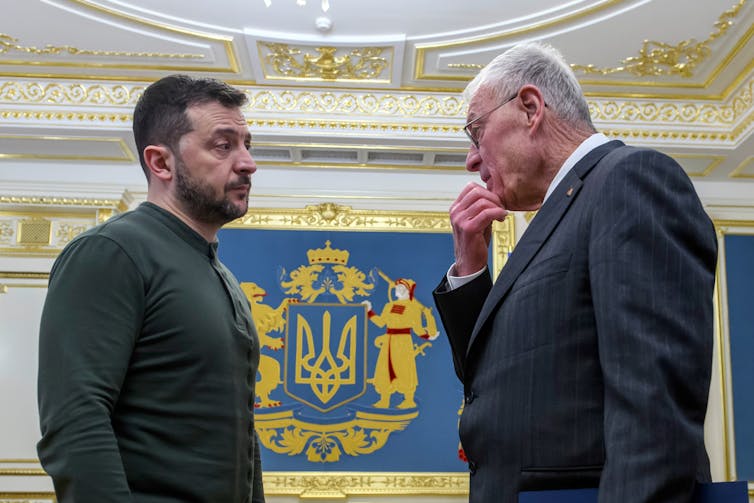 Deux hommes discutent