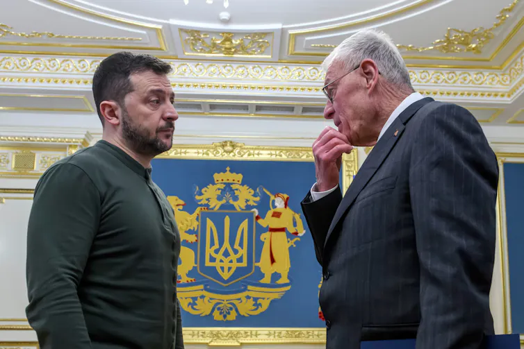 Deux hommes discutent