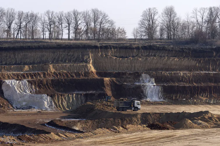 Un camion transporte un chargement dans une mine