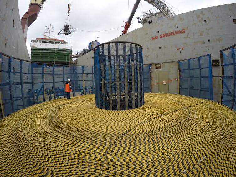 Una gran bobina de cable amarillo y negro en un barco de carga.