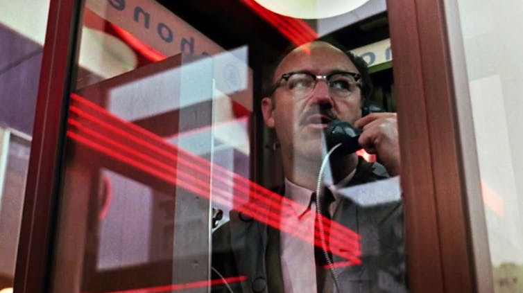 Gene Hackman en una cabina de teléfono en una escena de _La conversación_