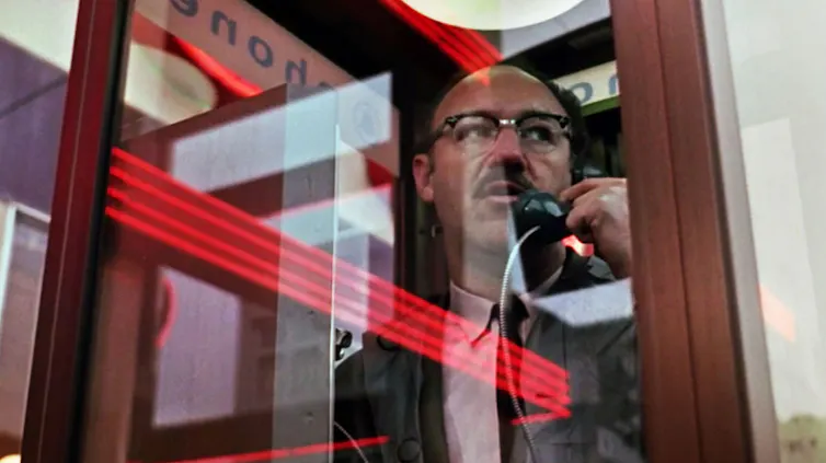 Gene Hackman en una cabina de teléfono en una escena de _La conversación_