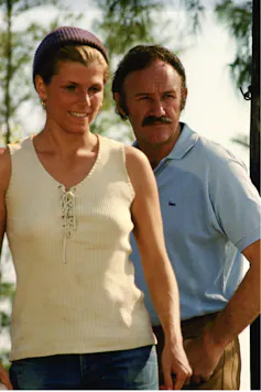 Fotografía de un hombre y una mujer.