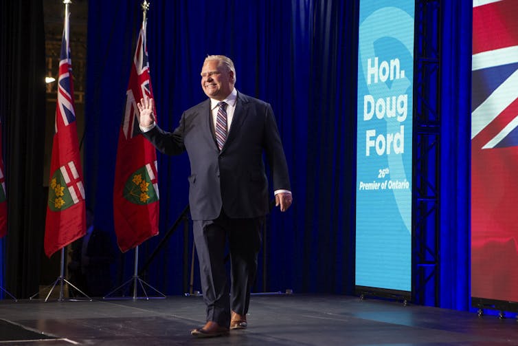 El hombre del traje camina por el escenario