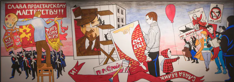 Una imagen colorida con el hombre pintando en el centro, y el niƱo sostiene un globo rojo que domina la lĆnea de manifestantes.