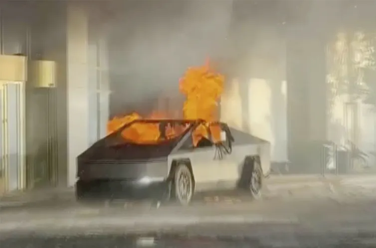 Une voiture brûle