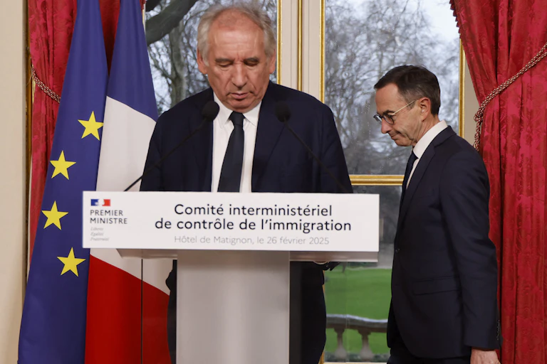 Bruno Retailleau et François Bayrou après une réunion du Comité interministériel de contrôle de l'immigration (CICI) à Paris le 26 février 2025.