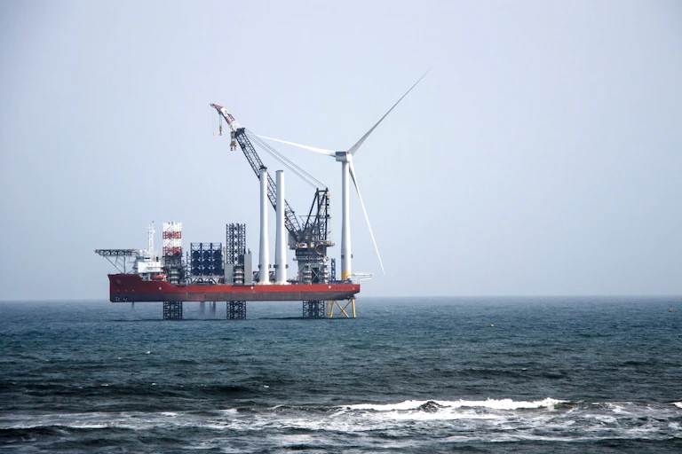 Wind turbine construction platform