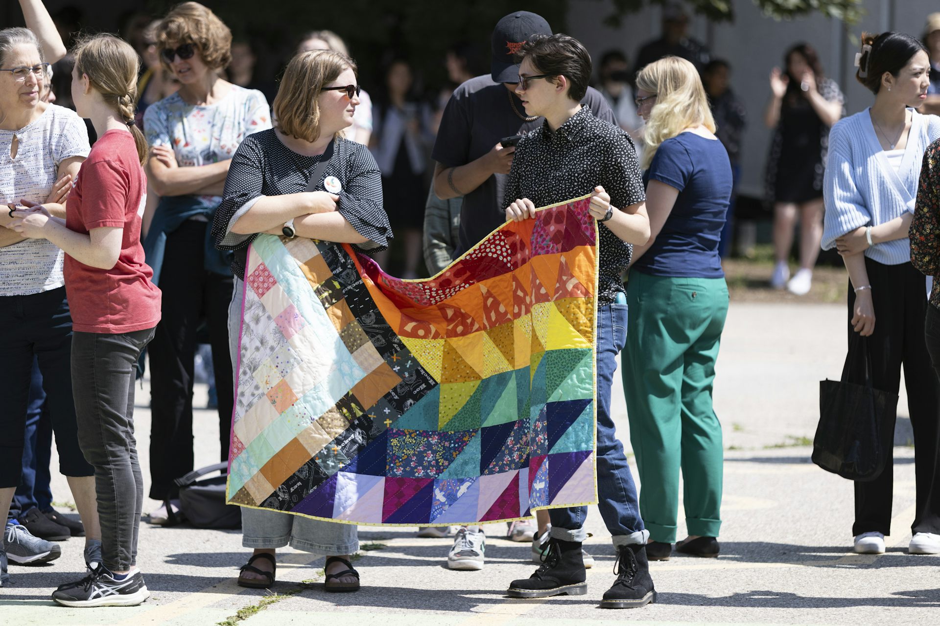 La gente mantiene la deuda cubierta.
