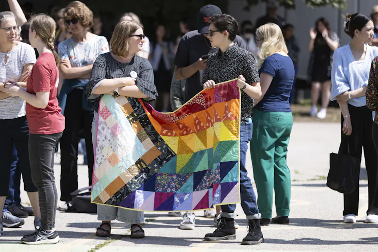 La gente mantiene la deuda cubierta.
